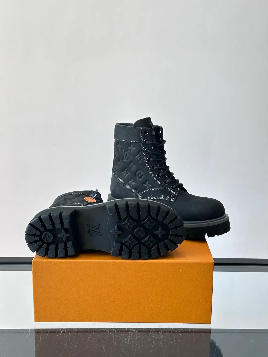 [L Home] Top P: 920💰 Size: 39-44 (45 can be customized) LOUIS VUITTON Louis Vuitton ss25 LV Donkey brand new thick-soled lace-up big-toe shoes men's casual shoes high-top short boots. These boots are crafted from top-grain calf leather for a lightweight and comfortable fit. The thick EVA outsole is embellished with eye-catching ridges, and the trendy attitude of being both strong and soft makes it an everyday choice. ✔Upper: imported first-layer cowhide ✔Lining: cowhide ✔Outsole: original molded outsole